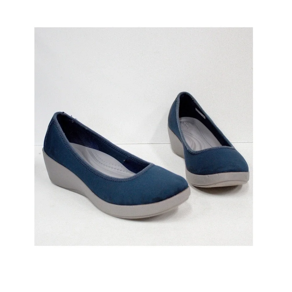 Crocs Iconic Busy Day Low Wedge Women's Size 7 Comfort Shoes—Casual Chic